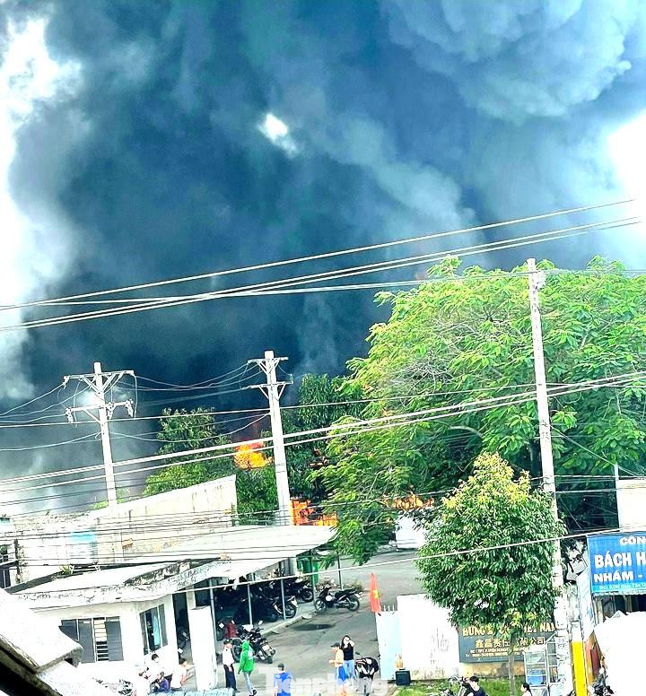 Đám cháy sát khu dân cư khiến người dân lo lắng Đám cháy sát khu dân cư khiến người dân lo lắng