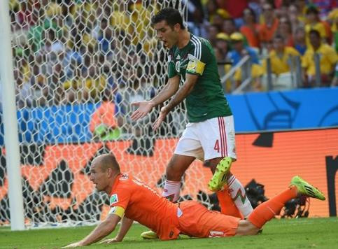 Robben vốn nổi tiếng với những màn "trình diễn" trên sân cỏ Thừa nhận 'ăn vạ', Robben vẫn thoát án phạt từ FIFA ảnh 1