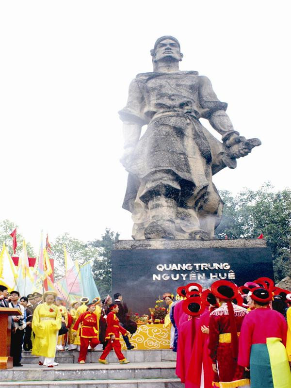 Lễ dâng hương trong ngày kỷ niệm 218 năm (1789 - 2007) chiến thắng Đống Đa - Ngọc Hồi (Ảnh: Phạm Yên)