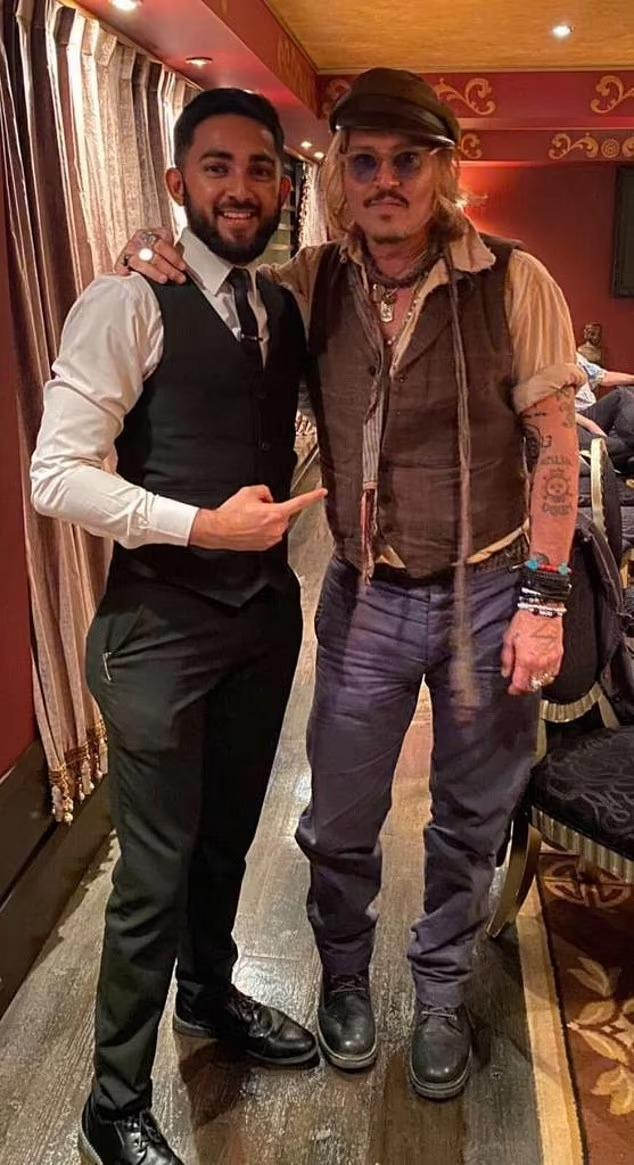 Giám đốc nhà hàng khen Johnny Depp đáng yêu, bình dị, thân thiện và khiêm tốn. Giám đốc nhà hàng khen Johnny Depp đáng yêu, bình dị, thân thiện và khiêm tốn.