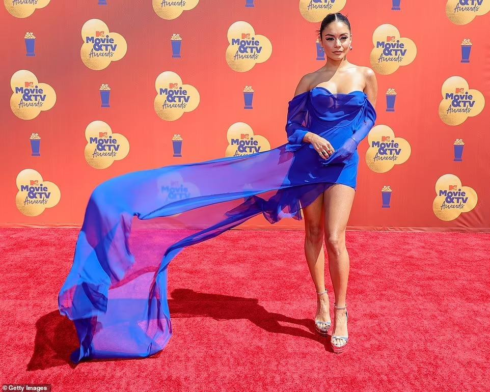 Vanessa Hudgens khoe chân trong chiếc váy trễ vai màu xanh lam bay bổng. Vanessa Hudgens khoe chân trong chiếc váy trễ vai màu xanh lam bay bổng.