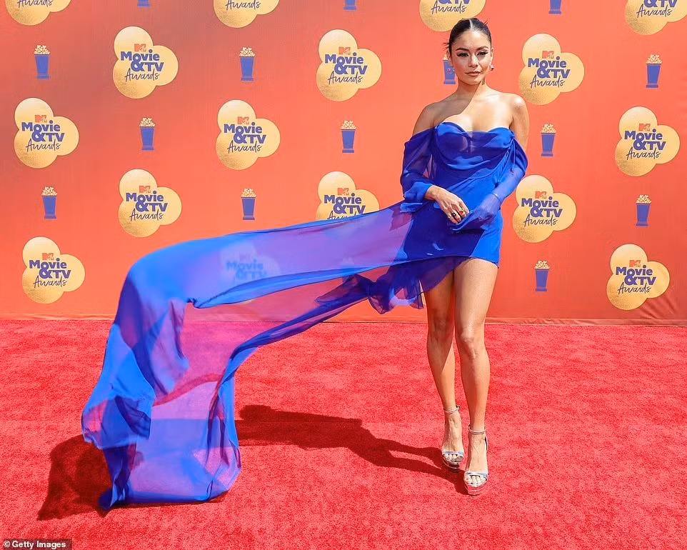 Vanessa Hudgens khoe chân trong chiếc váy trễ vai màu xanh lam bay bổng. Vanessa Hudgens khoe chân trong chiếc váy trễ vai màu xanh lam bay bổng.