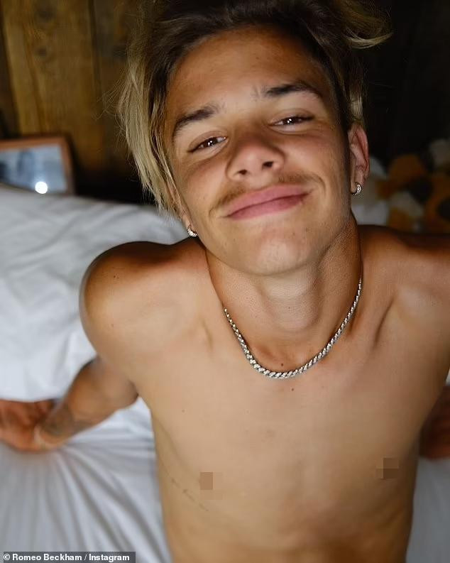 Trong khi anh và em trai đắm chìm trong men say tình ái, Romeo Beckham lại tìm đến niềm vui mang tính cá nhân hơn. Cụ thể hơn, chàng cầu thủ Gen Z khoe với cộng đồng mạng hai hình xăm mới.