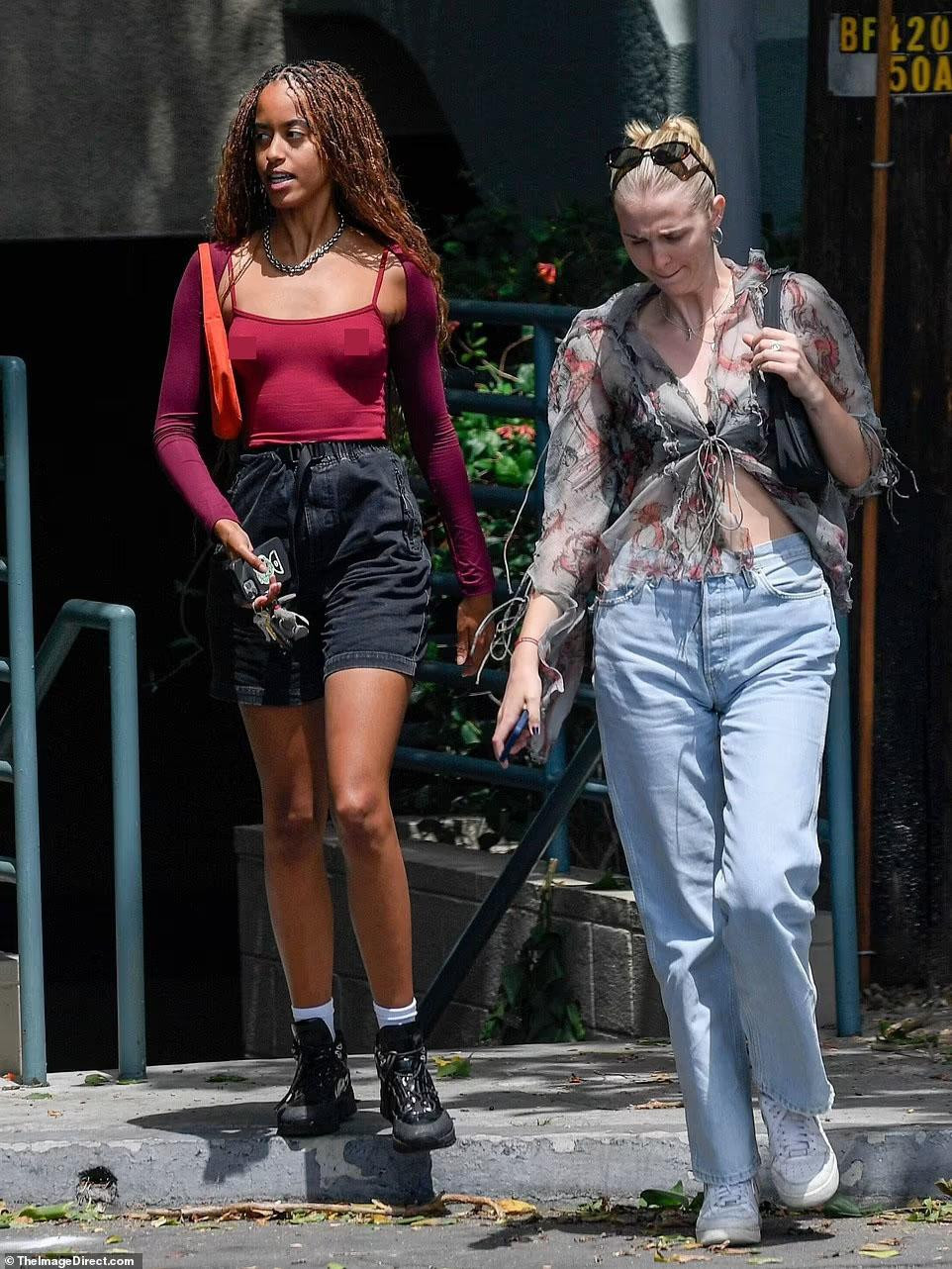 Cuối tuần qua, Malia Obama được nhìn thấy xuất hiện trên phố ở Santa Monica, quận Los Angeles, California, Mỹ.