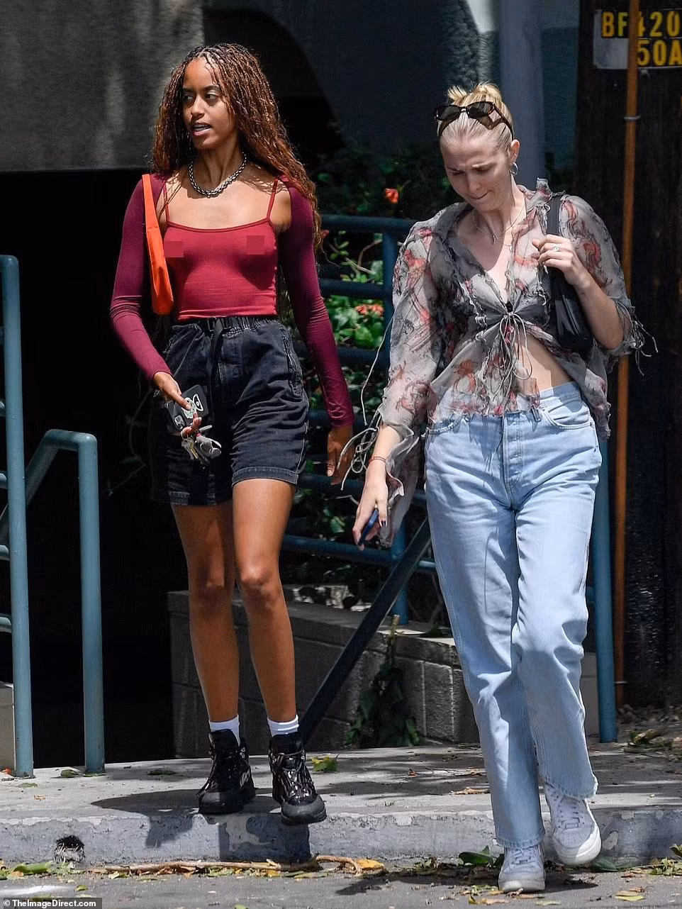 Cuối tuần qua, Malia Obama được nhìn thấy xuất hiện trên phố ở Santa Monica, quận Los Angeles, California, Mỹ.
