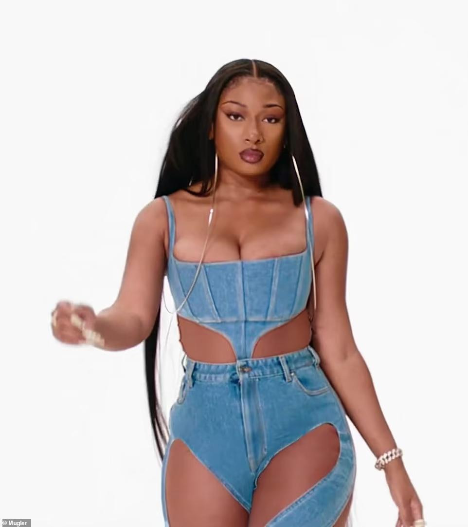 Nữ ca sĩ Megan Thee Stallion khác biệt với những &quot;chân dài&quot; khác khi mặc &quot;nguyên cây&quot; denim xanh. Tuy nhiên, xét về độ &quot;hở&quot; và nóng bỏng, cô không hề kém cạnh.