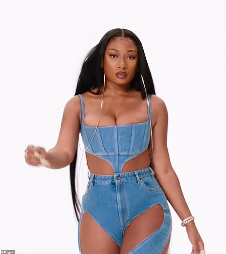 Nữ ca sĩ Megan Thee Stallion khác biệt với những "chân dài" khác khi mặc "nguyên cây" denim xanh. Tuy nhiên, xét về độ "hở" và nóng bỏng, cô không hề kém cạnh.