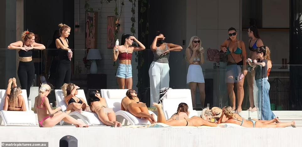 Những người chơi nữ của “The Bachelors” tắm nắng bên hồ bơi. Những người chơi nữ của “The Bachelors” tắm nắng bên hồ bơi.