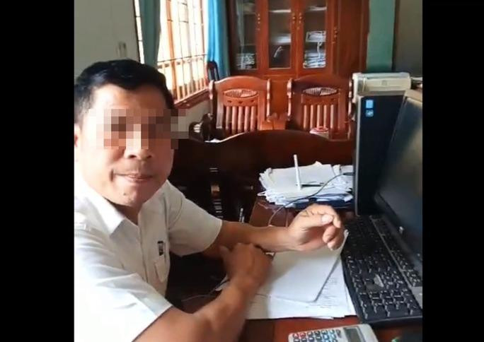 Ông N. quay lại hình ảnh ông H. có biểu hiện say xỉn, gây khó dễ cho ông khi đến làm thủ tục.