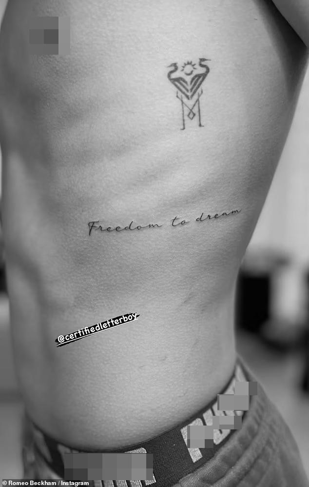 Hình xăm còn lại ở mạn sườn mang ý nghĩa &quot;Tự do ước mơ&quot;. Con trai thứ hai nhà Beckham đang theo chân bố và anh cả dần phủ kín cơ thể bằng những hình xăm.