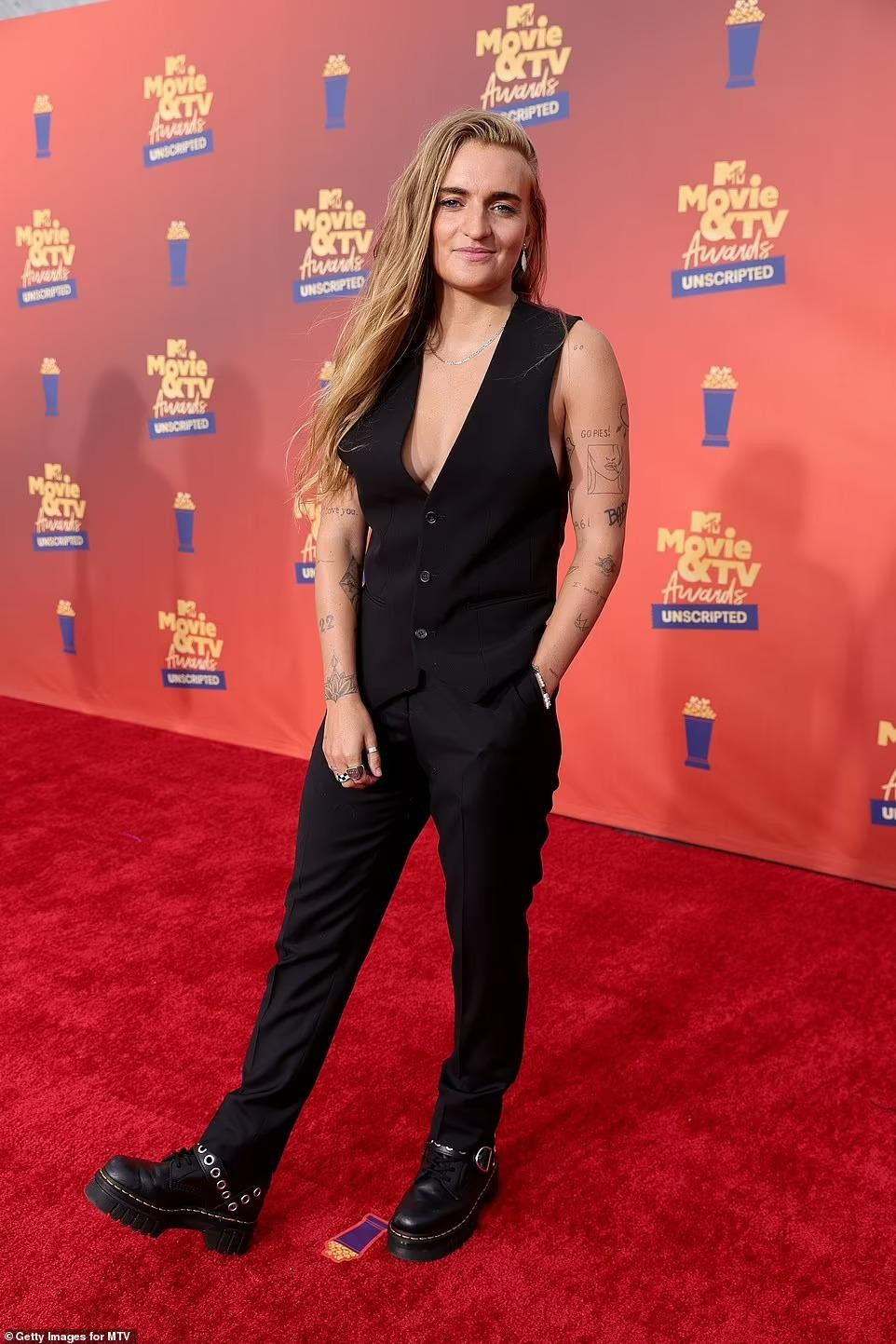 Diễn viên kiêm ca/nhạc sĩ người Úc G-Flip cũng diện mốt "thả rông" nhưng trông nam tính hơn những người đẹp khác. Diễn viên kiêm ca/nhạc sĩ người Úc G-Flip cũng diện mốt "thả rông" nhưng trông nam tính hơn những người đẹp khác.