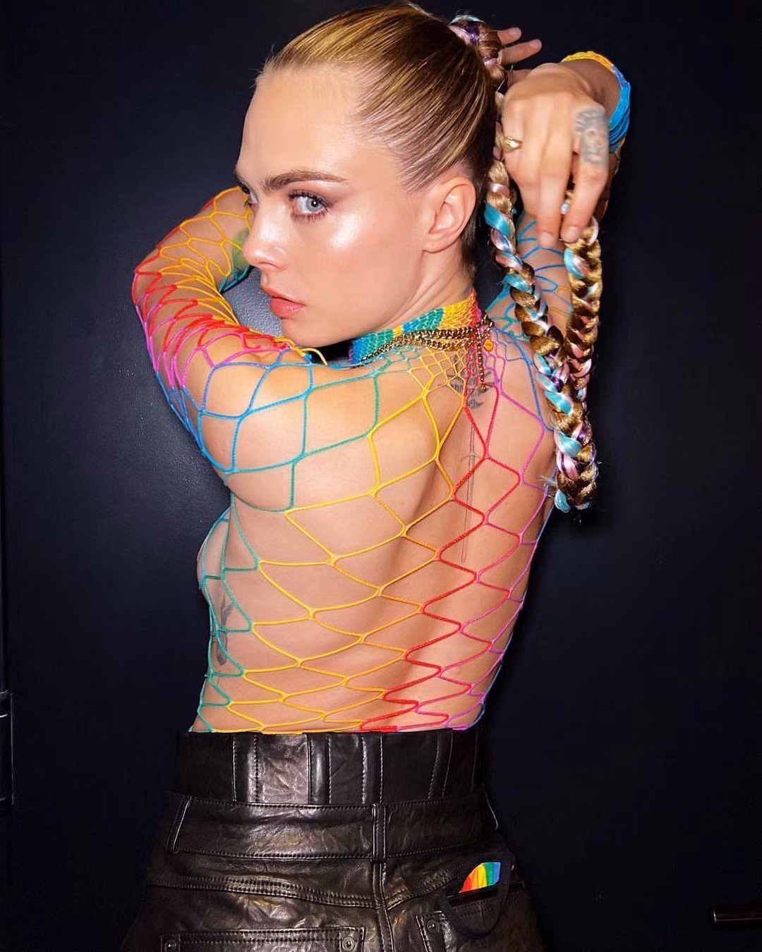 Những bức ảnh được Cara đăng tải để kỷ niệm Pride Month (Tháng Tự hào) của cộng đồng LGBTQ+. Được biết, Pride Month diễn ra vào tháng 6 hàng năm để phản đối một cách hòa bình và nâng cao nhận thức chính trị về các vấn đề hiện tại mà cộng đồng LGBTQ+ trên toàn thế giới phải đối mặt.