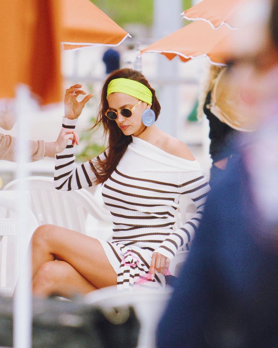 &quot;Tôi không hoàn hảo. Tôi có những ngày da xấu và những ngày tóc xấu. Đôi khi tôi trông không giống như một người mẫu. Tôi chỉ là một con người bình thường&quot;, cô nói.