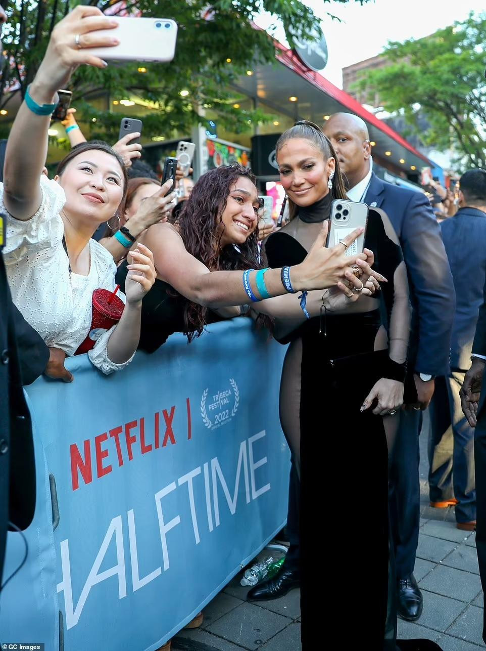 Jennifer vui vẻ chụp ảnh selfie cùng người hâm mộ trước giờ chiếu phim.