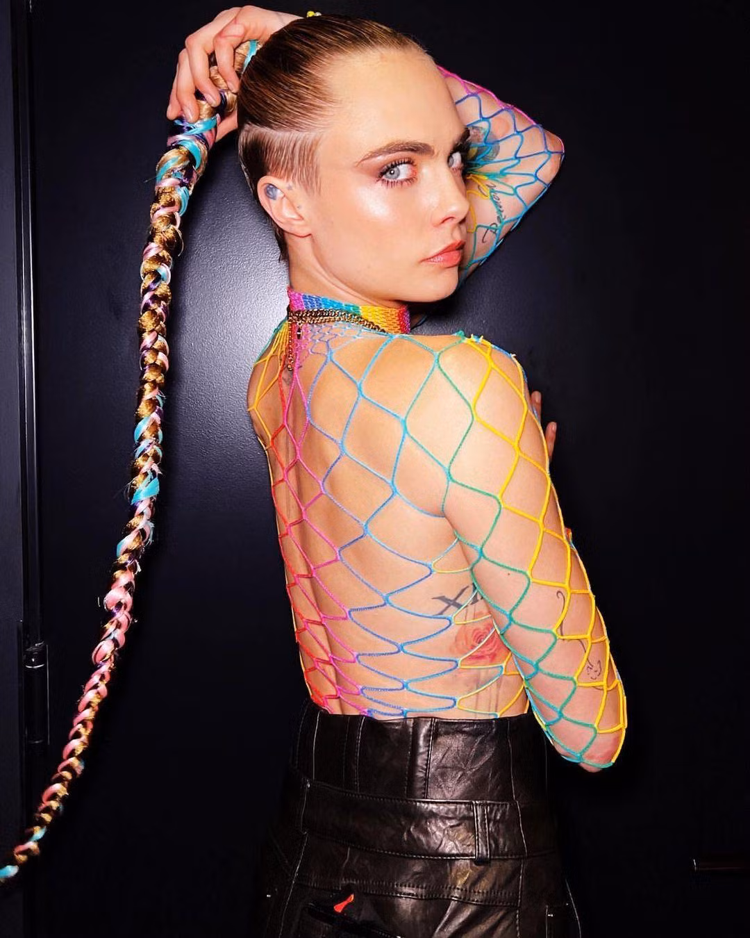 Hôm 6/6, Cara Delevingne đăng tải lên Instagram cá nhân 3 bức ảnh chụp chân dung nóng bỏng "hút" gần nửa triệu lượt "Thích".