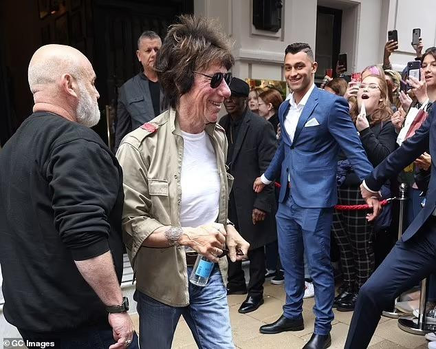 Nhạc sĩ 77 tuổi Jeff Beck cũng xuất hiện cùng Depp. Nhạc sĩ 77 tuổi Jeff Beck cũng xuất hiện cùng Depp.