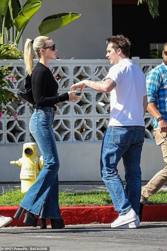 Hai người không tương tác với nhau nhiều nhưng vẫn cho thấy được sự tình tứ qua các cử chỉ nhỏ như Brooklyn đỡ phía sau Nicola và nắm tay cô không rời.