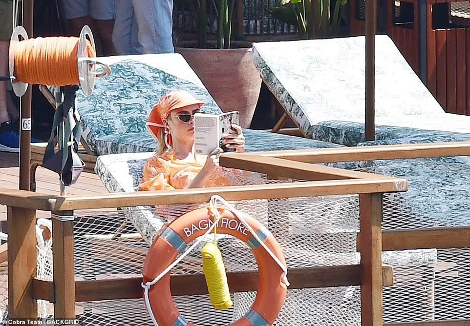 Gần đây nhất, tại Portofino, Cara bị phát hiện &quot;khóa môi&quot; một phụ nữ lạ mặt.