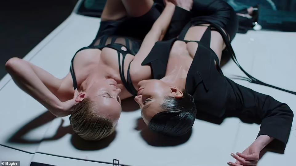 Hai người đẹp còn có những cử chỉ thân mật, âu yếm trên chiếc limosine. Được biết, cả hai là bạn thân thiết và cùng sinh năm 1973.