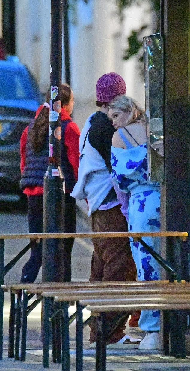 Tana tựa đầu vào vai bạn trai đầy tình cảm. Họ được phát hiện cùng nhau lần đầu vào ngày 23/4 trong một quán bar. Tuy không rõ thời điểm hai người chính thức hẹn hò, nhưng theo nguồn tin, họ gặp nhau lần đầu vào đầu năm nay.