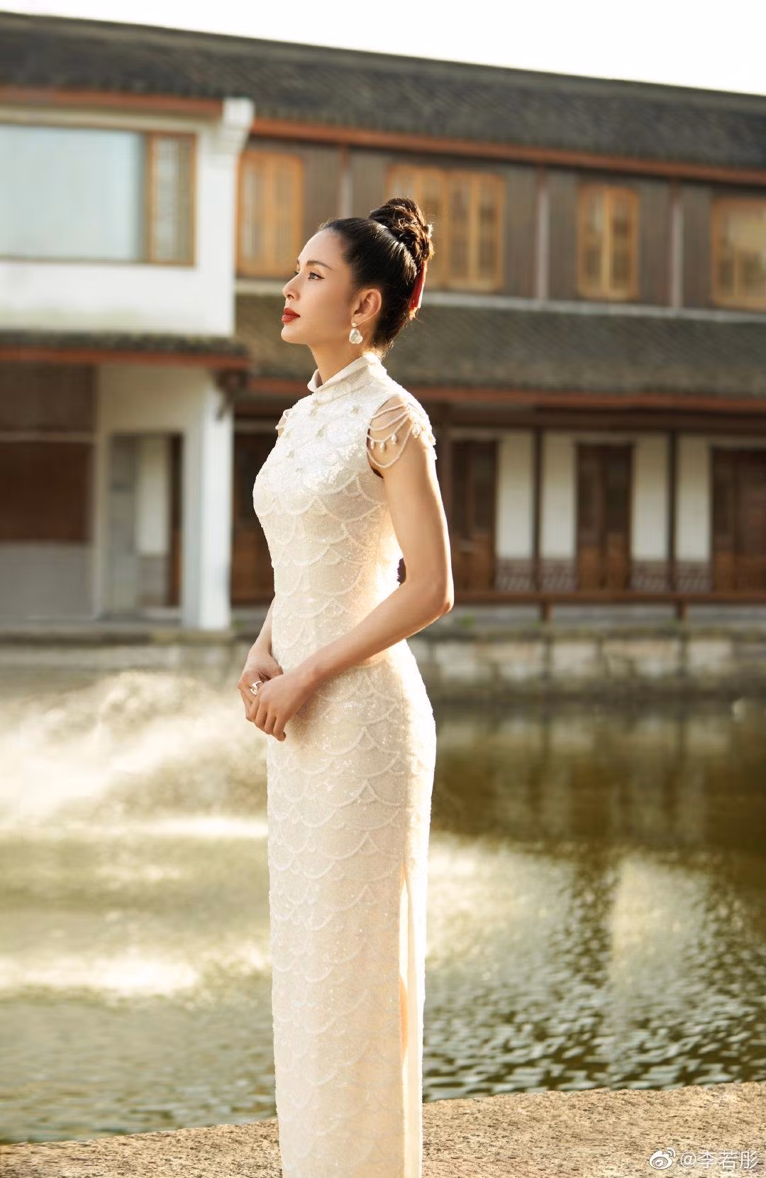 Lý Nhược Đồng hóa mỹ nhân thời Trung Hoa Dân Quốc thanh lịch, quyến rũ trong bộ xường xám.