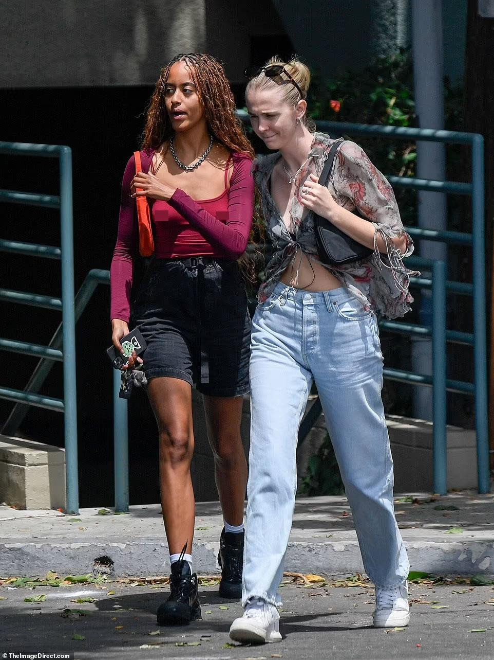 Khi đi cùng người bạn, cô kém nổi bật hơn. Dân mạng nhận xét, bộ đồ trông cộc hơn so với cơ thể của Malia.