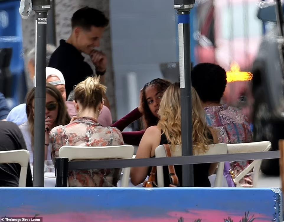 Malia chuyển đến Los Angeles sau khi tốt nghiệp Harvard để theo đuổi công việc biên kịch. Dù ra trường chưa lâu, cô may mắn nhận được công việc trong dự án Amazon của tài tử Donald Glover, là viết kịch bản cho phim truyền hình &quot;Hive&quot;. Đây là niềm mơ ước của rất nhiều biên kịch trẻ ở Hollywood.