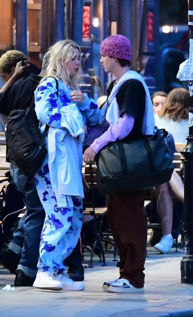 Tối thứ Tư (8/6, giờ địa phương), Cruz Beckham và bạn gái mới Tana Holding bị bắt gặp đi ăn tại quán rượu Notting Hill (Tây London, Anh).