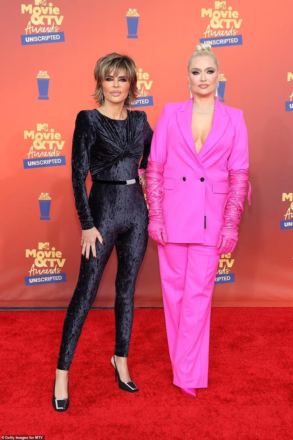 Ngôi sao "The Real Housewives of Beverly Hills" Lisa Rinna thời thượng với jumpsuit bó sát ở tuổi 58. Trong khi đó, nữ ca/nhạc sĩ Erika Jayne nổi bật với bộ suit hồng. Ngôi sao "The Real Housewives of Beverly Hills" Lisa Rinna thời thượng với jumpsuit bó sát ở tuổi 58. Trong khi đó, nữ ca/nhạc sĩ Erika Jayne nổi bật với bộ suit hồng.