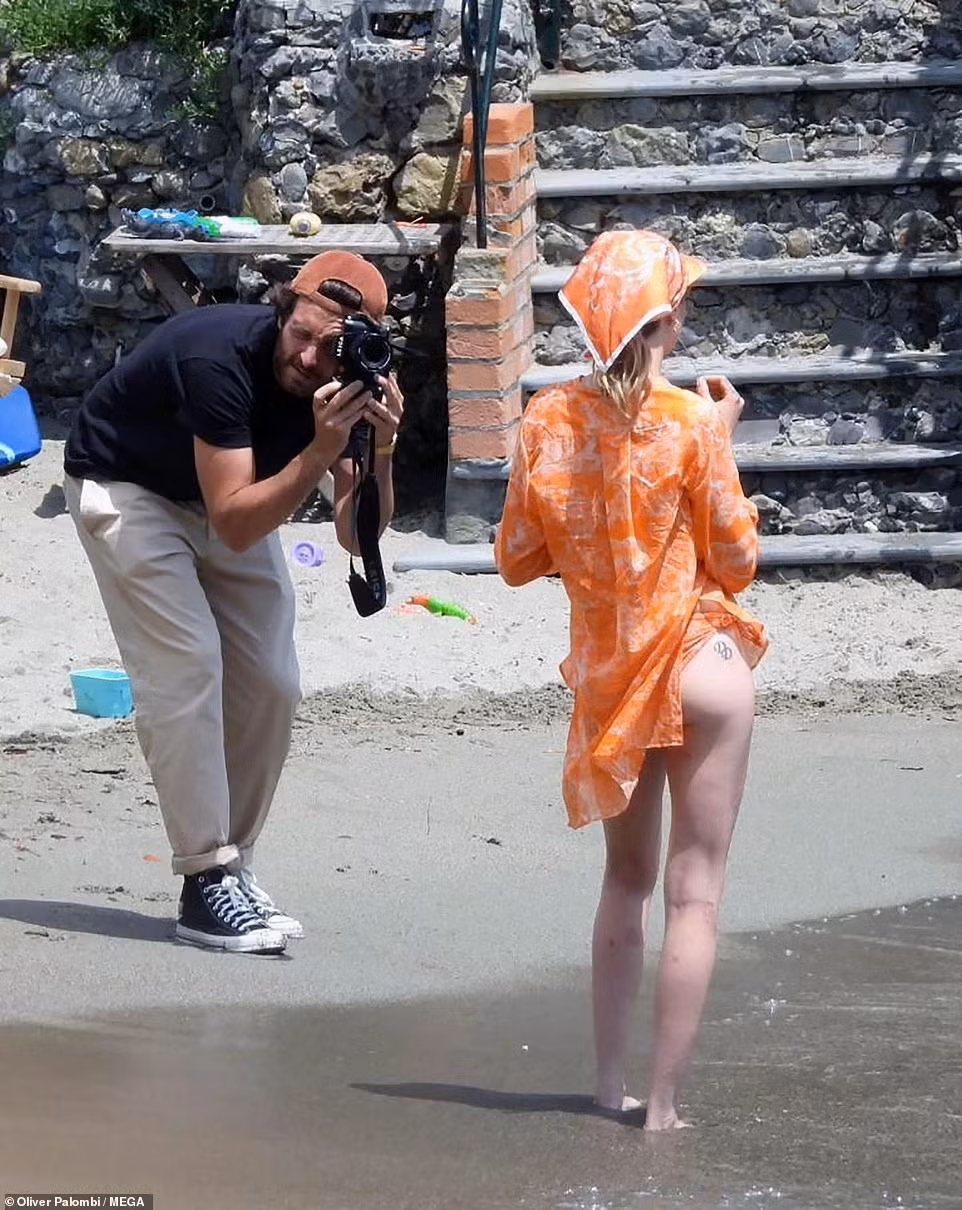 Siêu mẫu 9x mặc bikini màu loang cam phối với áo sơ mi rộng và chiếc mũ đồng bộ lạ mắt chụp ảnh cho một thương hiệu thời trang Pháp đình đám.
