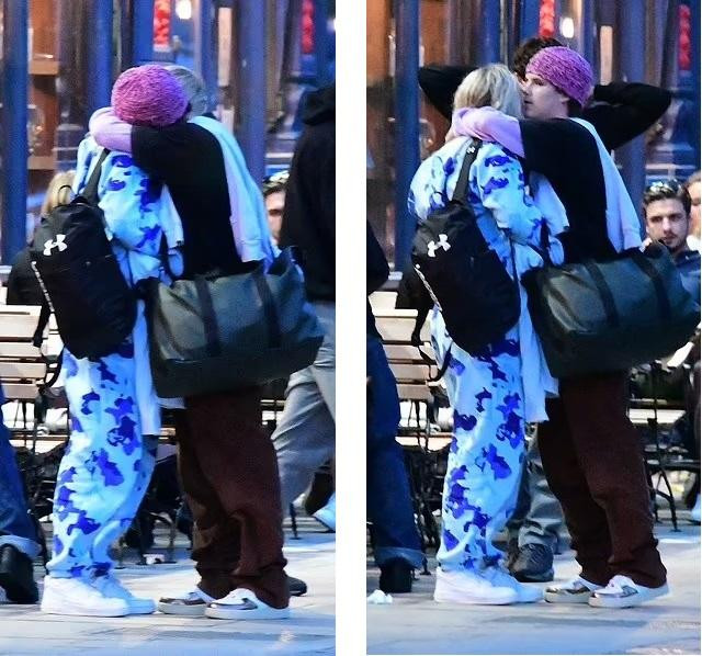 Cặp đôi tuổi teen còn thoải mái ôm hôn giữa đông người. Theo Daily Mail, họ gần như không tách rời nhau vài tuần qua.