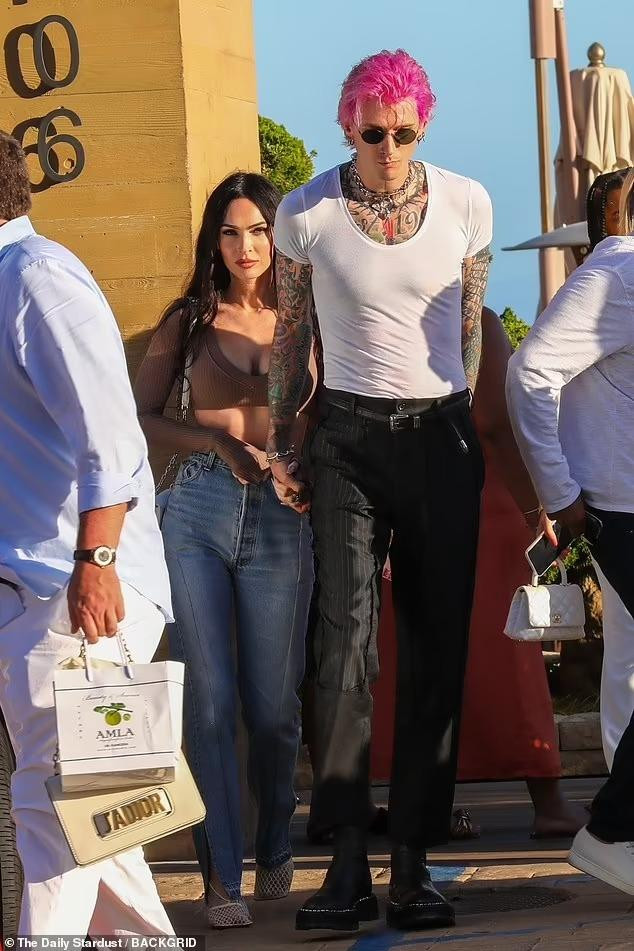 Hôm Chủ nhật (5/6), Megan Fox và vị hôn phu Machine Gun Kelly được nhìn thấy cùng nhau đi ăn trưa tại một nhà hàng nổi tiếng ở Malibu (Los Angeles, Mỹ).
