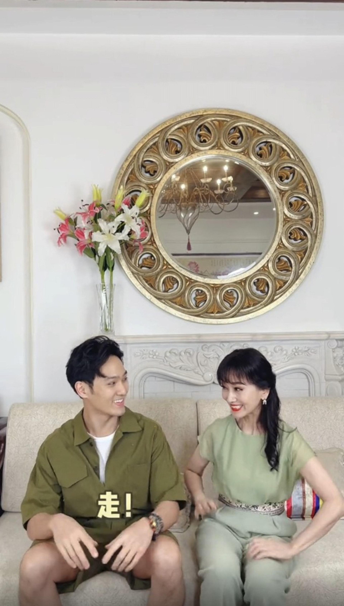 Cô có cuộc sống hạnh phúc, giàu sang bên chồng doanh nhân và con trai diễn viên. Cô có cuộc sống hạnh phúc, giàu sang bên chồng doanh nhân và con trai diễn viên.