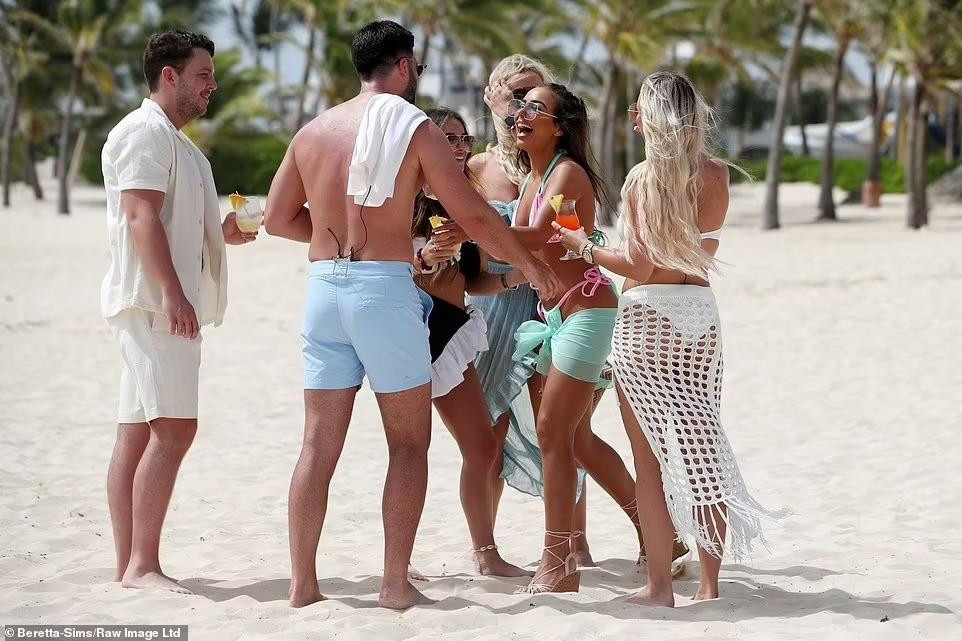 Dàn "trai xinh - gái đẹp" thưởng thức đồ uống và diễn cảnh chào mừng Elma nhập hội.