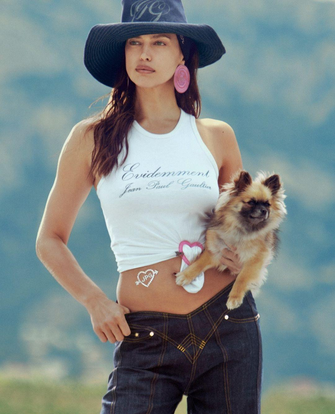 Trong cuộc phỏng vấn với Harper&apos;s Bazaar gần đây, Irina chia sẻ, phần lớn công chúng thấy cô là siêu mẫu sang chảnh, nhưng thực tế cô vẫn bình thường như những người khác.