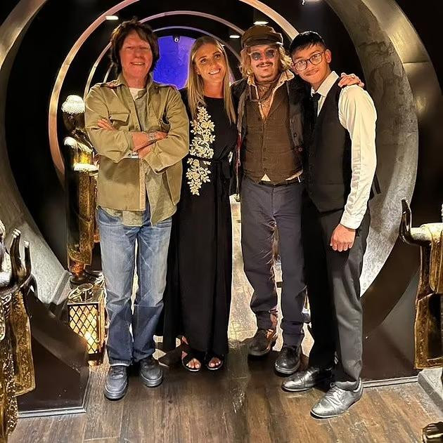 Johnny Depp tổ chức tiệc mừng chiến thắng trước vợ cũ tại một nhà hàng Ấn Độ ở Anh. Johnny Depp tổ chức tiệc mừng chiến thắng trước vợ cũ tại một nhà hàng Ấn Độ ở Anh.