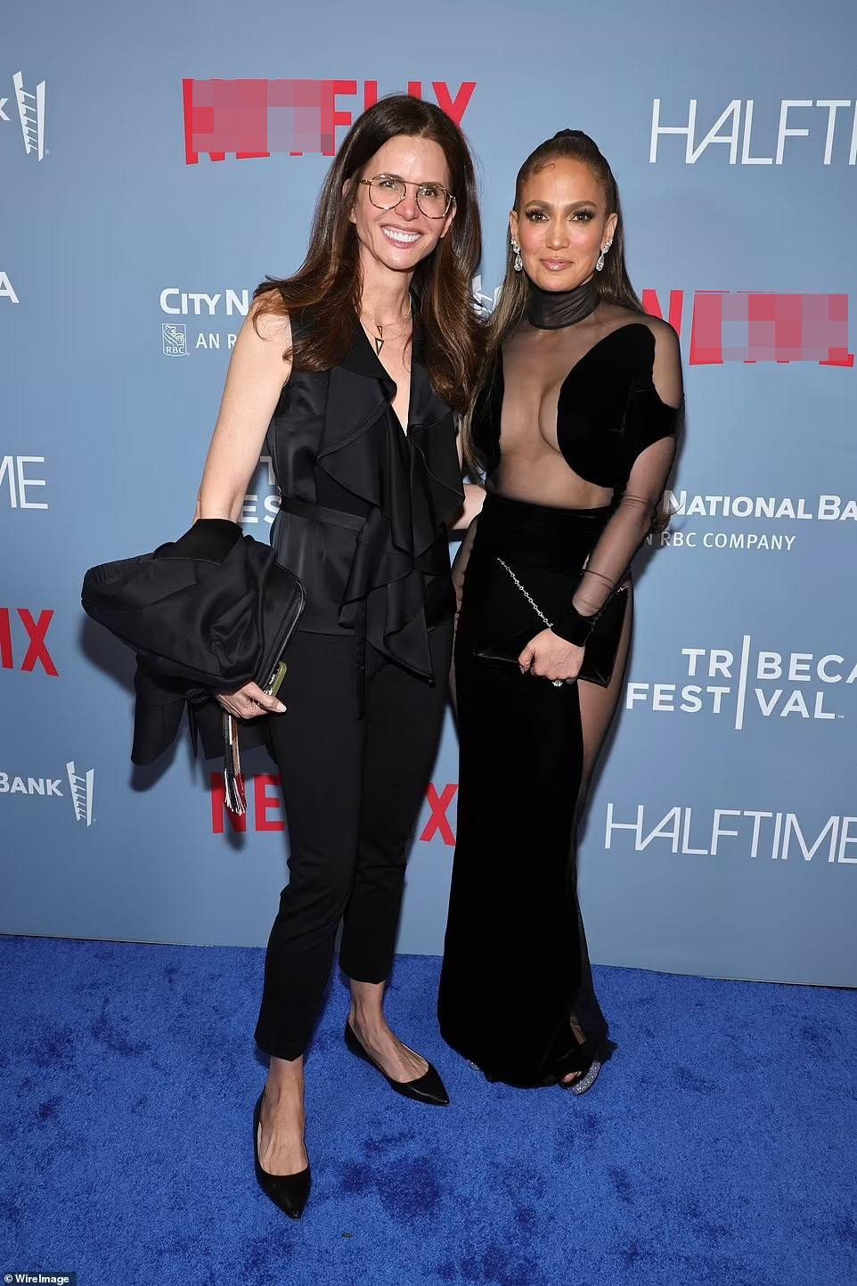 Jennifer chụp ảnh với nhà sản xuất truyền hình Desiree Gruber.