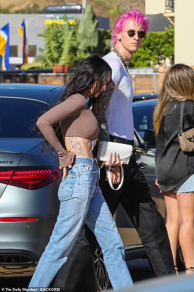 Cặp đôi còn gây chú ý nhờ những hình xăm. Trong khi nam ca sĩ 32 tuổi gần như phủ kín người bằng mực xanh, Megan "khiêm tốn" hơn với 4 dòng chữ ở mạn sườn phải.