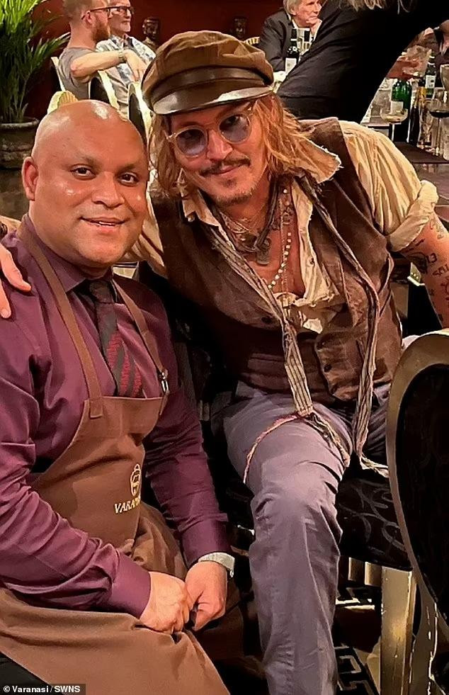 Anh vui vẻ chụp ảnh cùng nhân viên, bạn bè và người thân của họ. Anh vui vẻ chụp ảnh cùng nhân viên, bạn bè và người thân của họ.