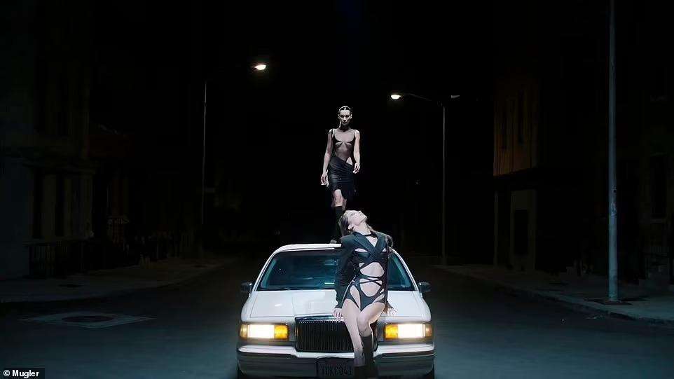 Không chỉ vậy, dân mạng còn ấn tượng với màn xuất hiện của hai Bella đồng thời.