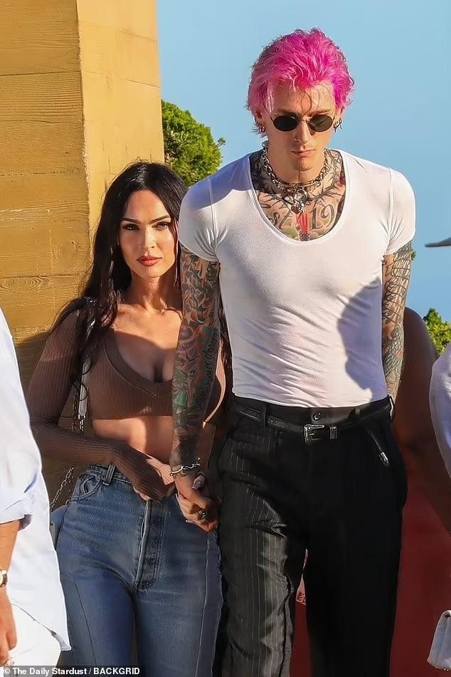 Cặp đôi "chị - em" nổi bật giữa đám đông với ngoại hình xuất chúng cùng phong cách thời trang ấn tượng.