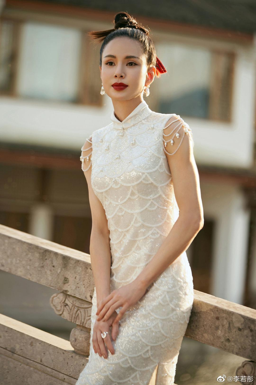 Lý Nhược Đồng giải thích không phải tự nhận mình là thiếu nữ 13-14 tuổi, mà mong muốn được sống mỗi giây đều tuyệt vời như thời còn trẻ con. Lý Nhược Đồng giải thích không phải tự nhận mình là thiếu nữ 13-14 tuổi, mà mong muốn được sống mỗi giây đều tuyệt vời như thời còn trẻ con.