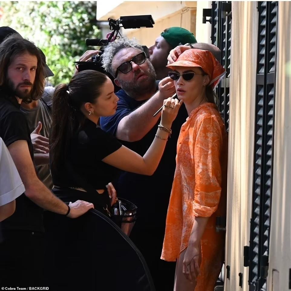 &quot;Tôi đã rất không hạnh phúc và tôi đã không tuân theo bản chất của mình, đặc biệt với tư cách một người mẫu. Tôi là một người ái nam ái nữ. Tôi thích trở thành một người phụ nữ, được ăn diện và làm tất cả những điều phụ nữ làm. Nhưng tôi cũng thích làm một người đàn ông xuề xòa&quot;, cô từng chia sẻ.