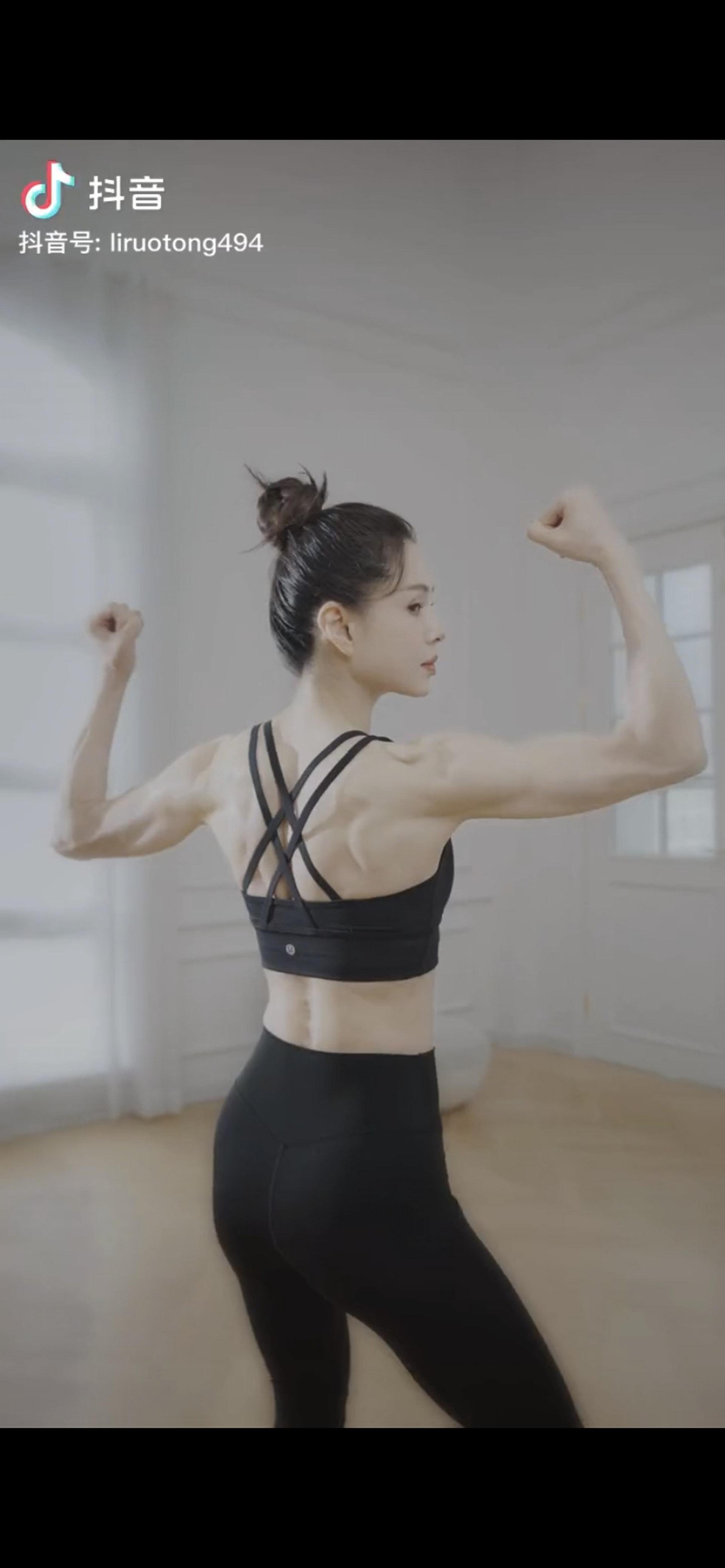 Nhưng khi cởi áo, cô gây sốc với thân hình cơ bắp cuồn cuộn. Nhưng khi cởi áo, cô gây sốc với thân hình cơ bắp cuồn cuộn.