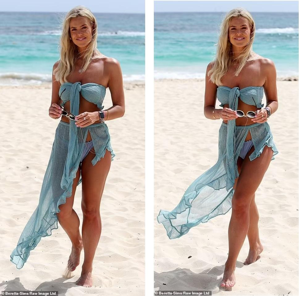 Chloe Meadows bay bổng hơn nhờ lớp vải voan mỏng tang màu xanh lam nhẹ nhàng.