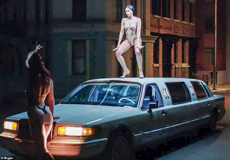 Con gái Madonna, Lourdes Leon, cũng là một trong những người mẫu nổi bật trong show diễn. Cô mặc bộ leotard cắt xẻ màu be thực hiện các tạo dáng gợi tình và đòi hỏi độ dẻo dai cao trên nóc chiếc xe hơi kiểu dáng cổ điển.