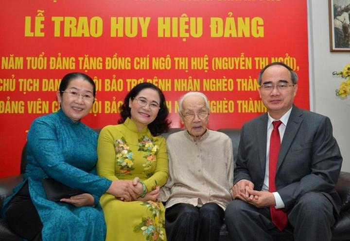 Bà Ngô Thị Huệ được trao huy hiệu 85 năm tuổi Đảng vào năm 2020. Ảnh: Báo SGGP Bà Ngô Thị Huệ được trao huy hiệu 85 năm tuổi Đảng vào năm 2020. Ảnh: Báo SGGP