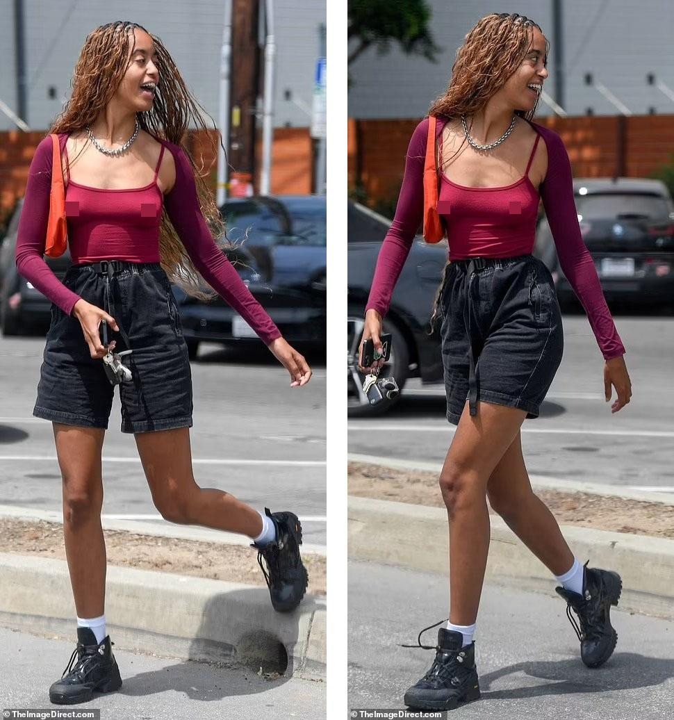 Ái nữ của cựu Tổng thống Mỹ Barack Obama gây chú ý khi &quot;thả rông&quot; vòng một lộ điểm nhạy cảm táo bạo. Cô gái 23 tuổi kết hợp áo hai dây, áo khoác lửng, quần đùi, giày thể thao và túi kẹp nách cùng mái tóc xoăn ướt.