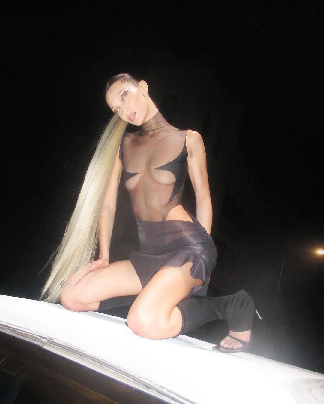 Trên Instagram cá nhân, Bella chia sẻ hình ảnh và video về chiến dịch quảng bá khiến cộng đồng mạng &quot;dậy sóng&quot; bởi sự sexy và phóng khoáng của siêu mẫu 9x.