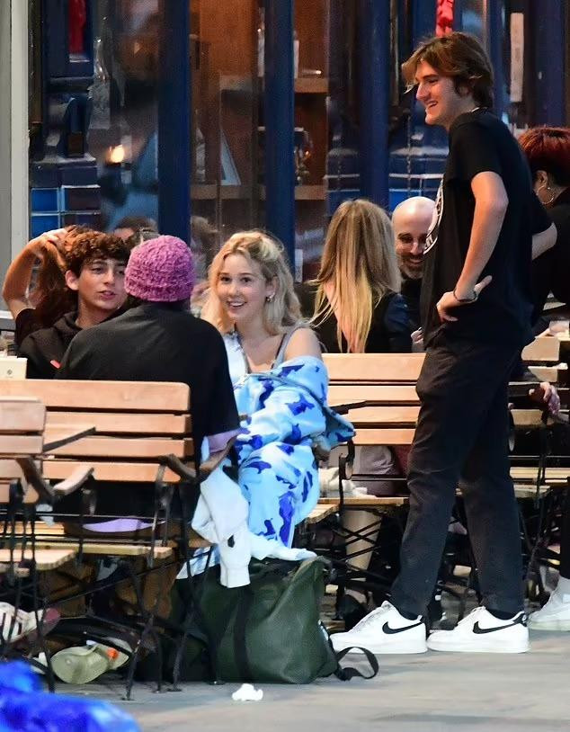 Cruz và Tana có hẹn với bạn bè. Họ nói chuyện vui vẻ, rôm rả, không quan tâm đến ống kính của paparazzi.